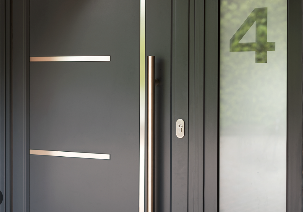 إضافة مقابض أبواب طويلة للأبواب الأمامية لتعزيز أسلوب منزلك